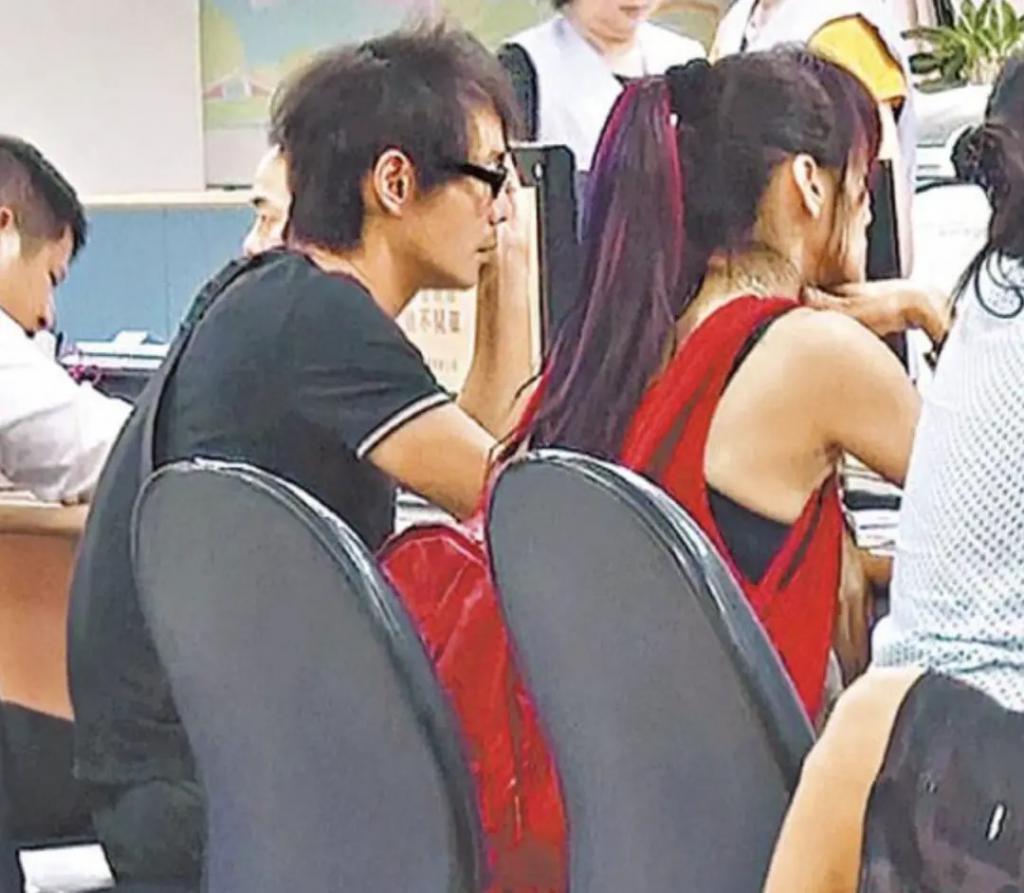 时代缝隙里的老歌手们，过得不要太滋润……