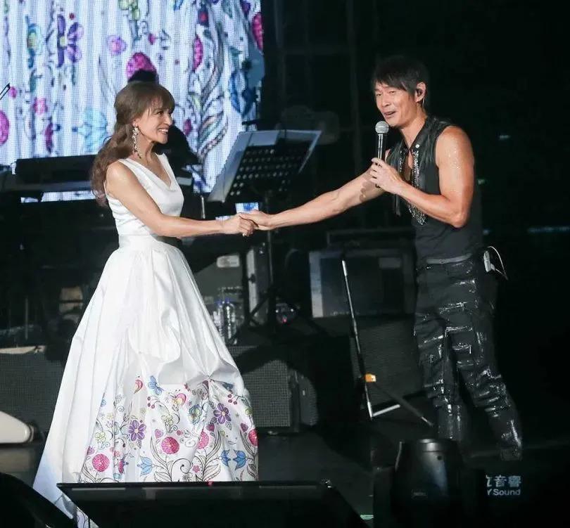 时代缝隙里的老歌手们，过得不要太滋润……