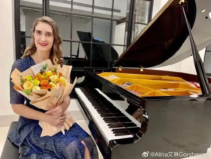 时代缝隙里的老歌手们，过得不要太滋润……