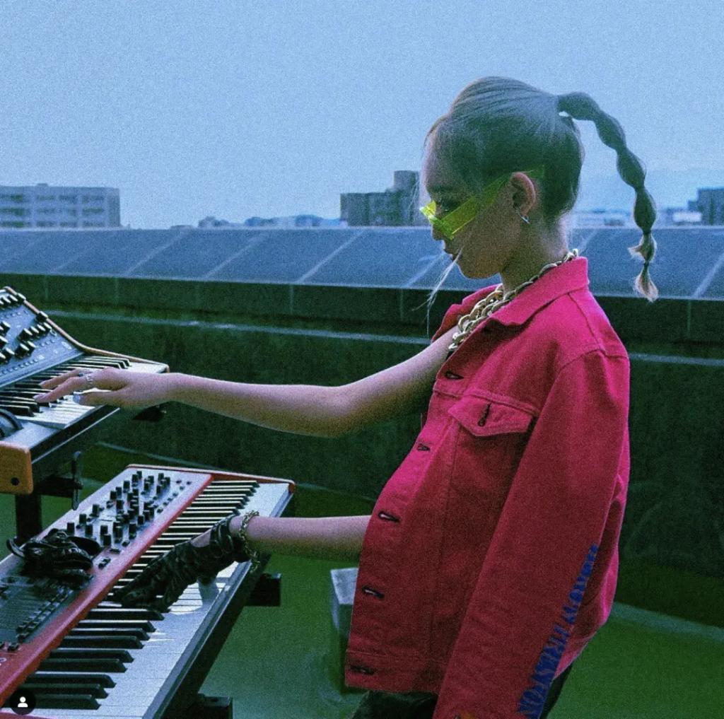 时代缝隙里的老歌手们，过得不要太滋润……