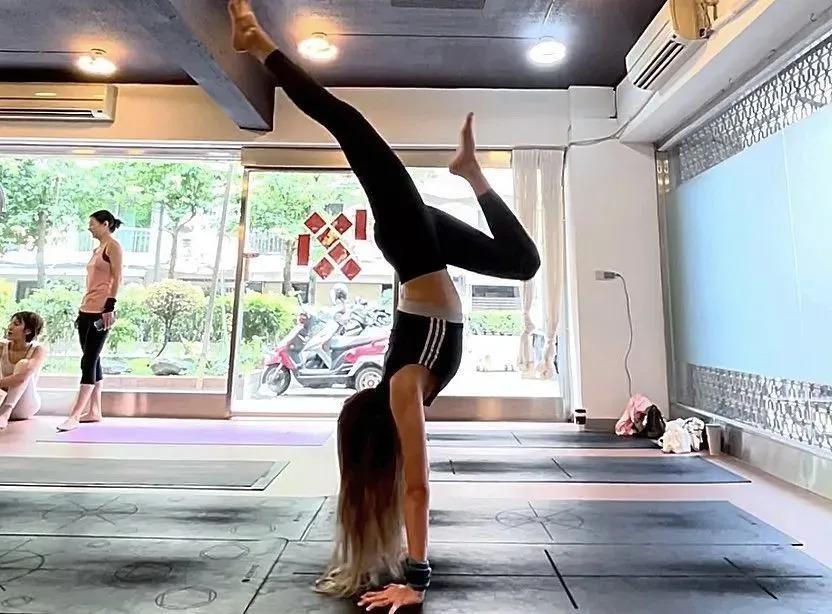 时代缝隙里的老歌手们，过得不要太滋润……