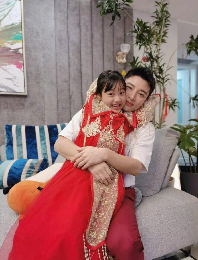 贾乃亮发文力挺甜馨：我和妈妈是你坚强的后盾