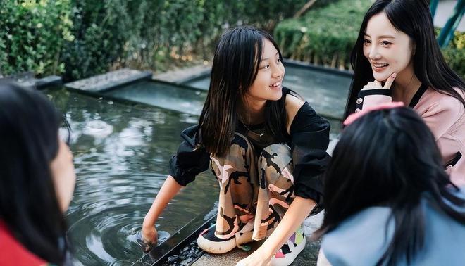 贾乃亮发文力挺甜馨：我和妈妈是你坚强的后盾