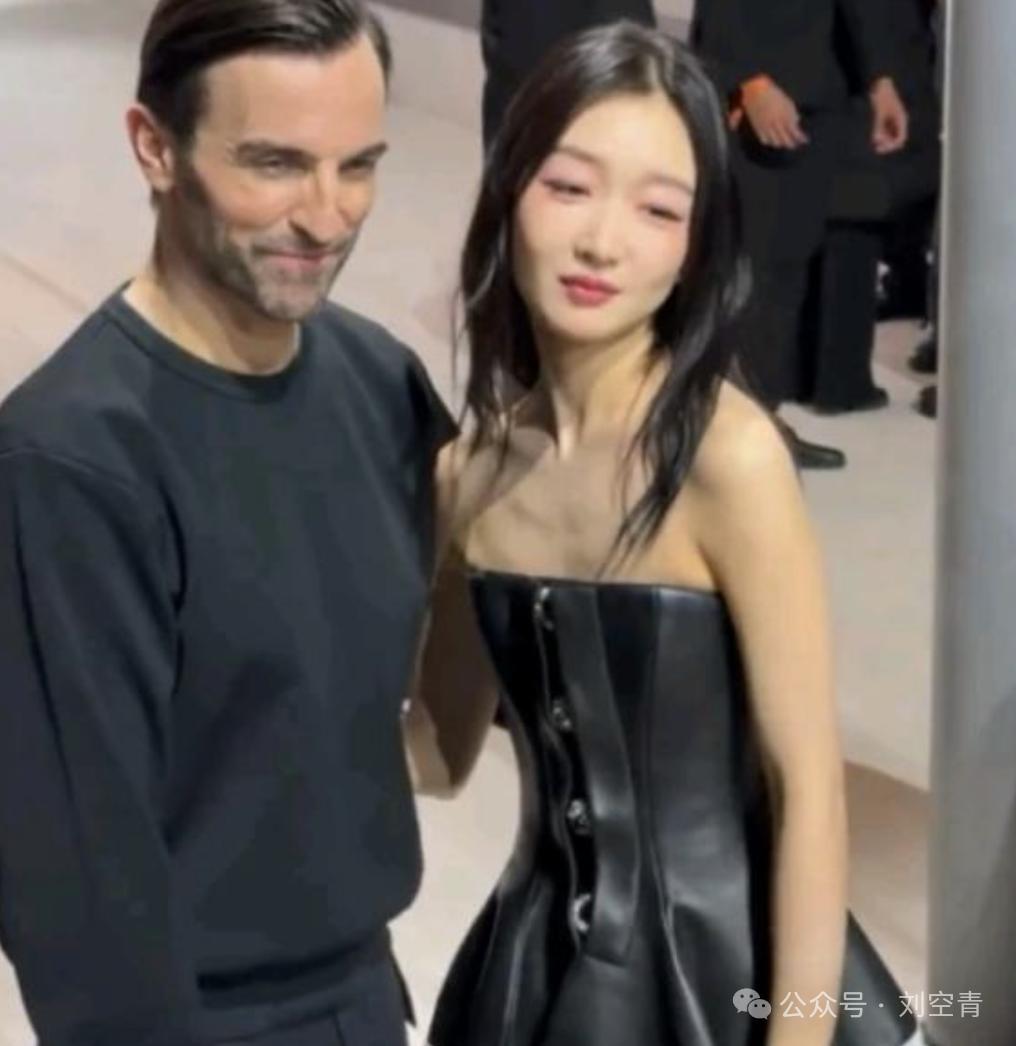 因为拍照臭脸，她被富婆投诉并且挂到网上了？