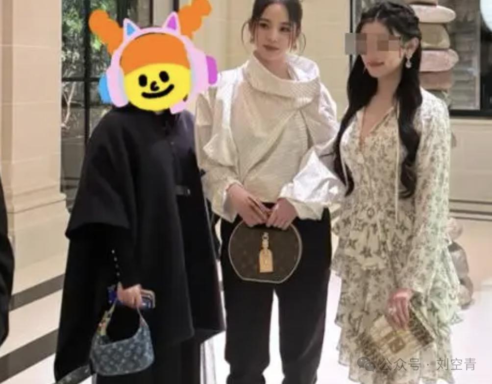 因为拍照臭脸，她被富婆投诉并且挂到网上了？