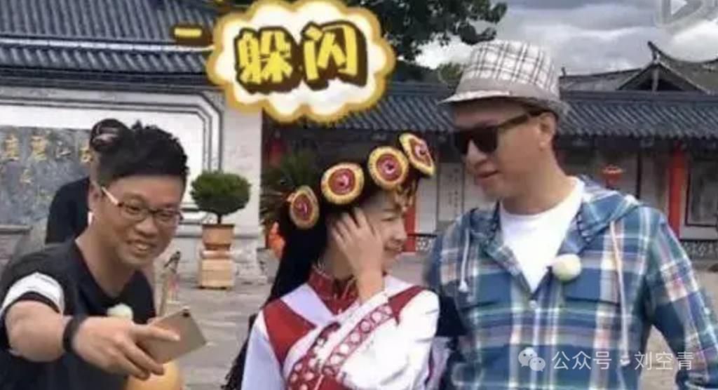 因为拍照臭脸，她被富婆投诉并且挂到网上了？