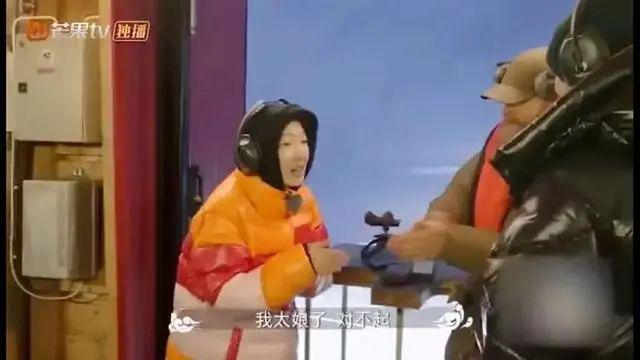 因为拍照臭脸，她被富婆投诉并且挂到网上了？