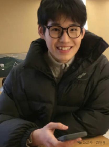 因为拍照臭脸，她被富婆投诉并且挂到网上了？