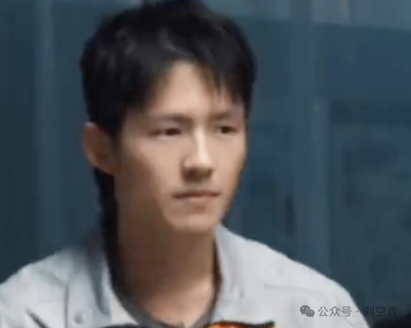 因为拍照臭脸，她被富婆投诉并且挂到网上了？