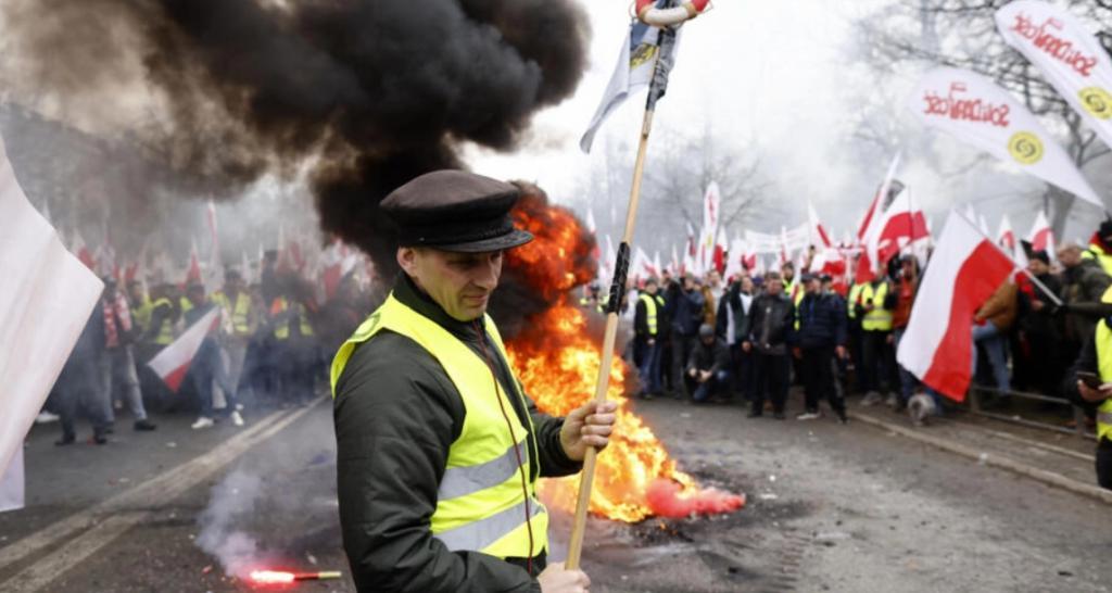 波兰也发生“国会骚乱”：周三农民激烈抗议 要求关闭波乌边境