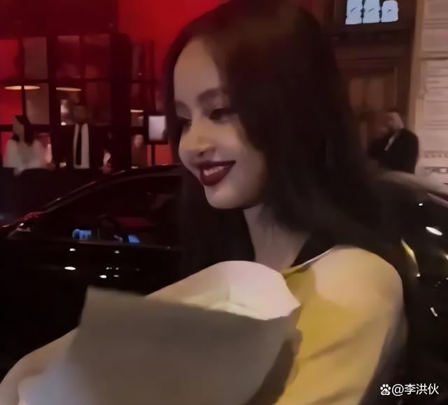 Lisa搭上LV三公子后资源飙升，空降LV大秀，油腻妆容遭嘲讽