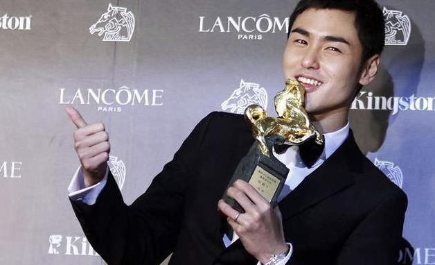 他这过气顶流，翻红靠发疯？