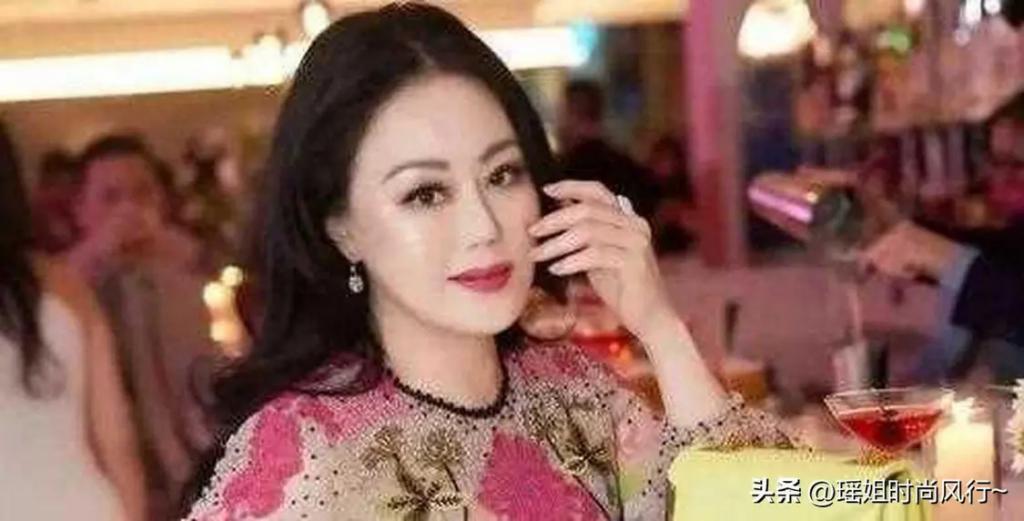 两大贵妇同框！郭晶晶端庄有正宫范，章小蕙旺夫脸超惊艳