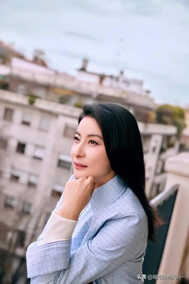 两大贵妇同框！郭晶晶端庄有正宫范，章小蕙旺夫脸超惊艳