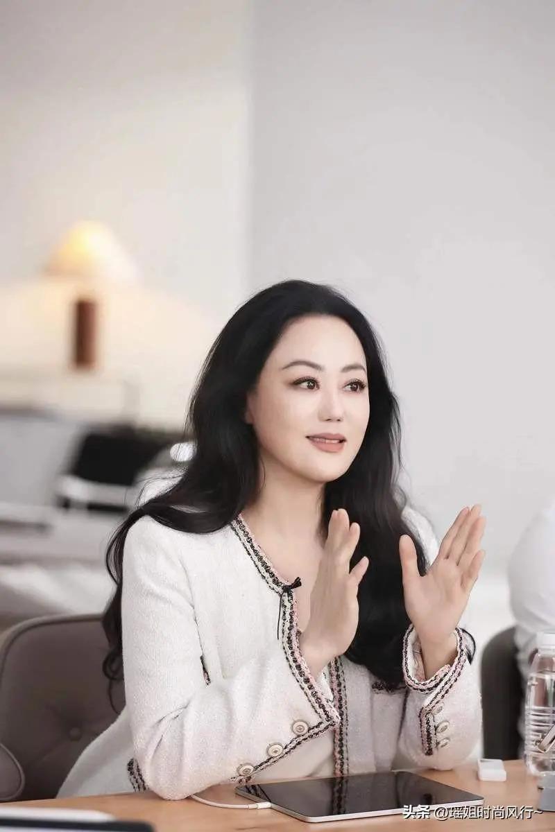 两大贵妇同框！郭晶晶端庄有正宫范，章小蕙旺夫脸超惊艳