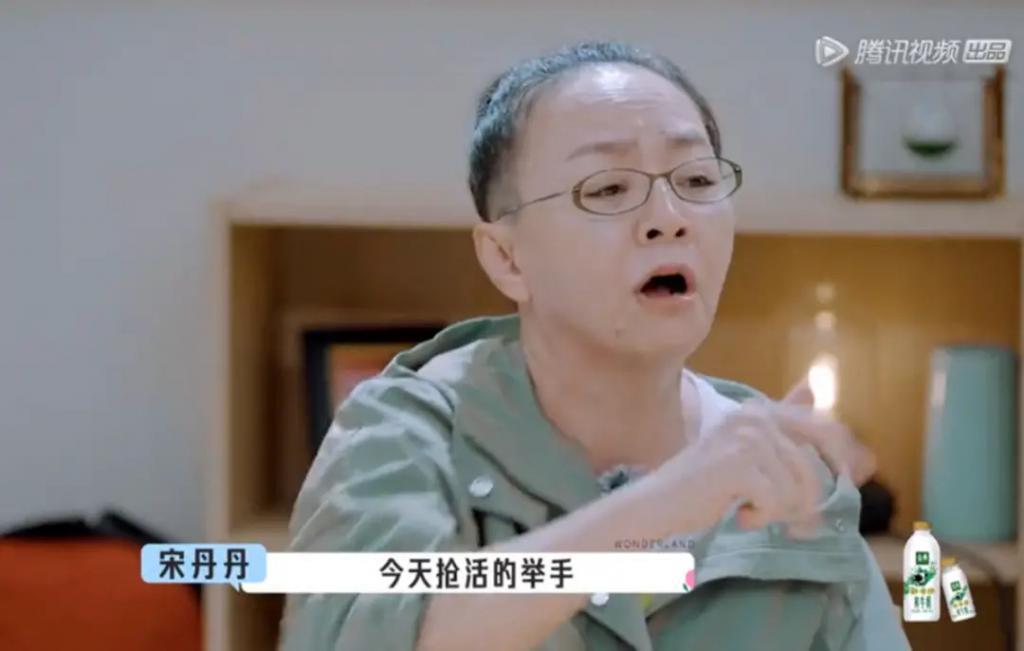 不要看如今的宋丹丹不修边幅，当年的她漂亮到倪萍都被比下去了