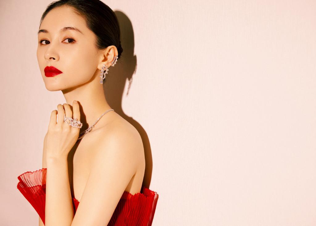 王子文穿红色抹胸长裙 烈焰红唇明艳大气