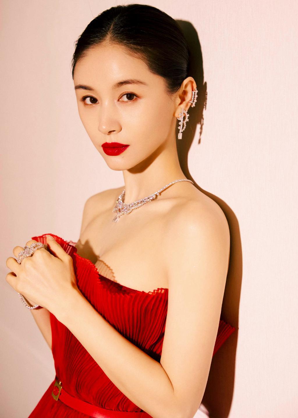 王子文穿红色抹胸长裙 烈焰红唇明艳大气