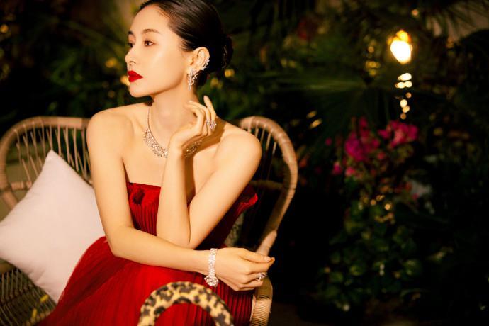 王子文穿红色抹胸长裙 烈焰红唇明艳大气