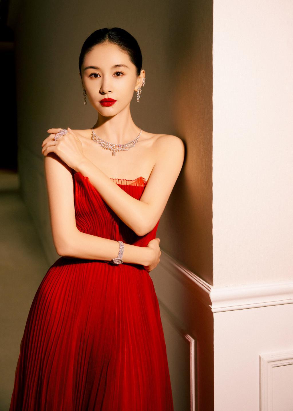 王子文穿红色抹胸长裙 烈焰红唇明艳大气