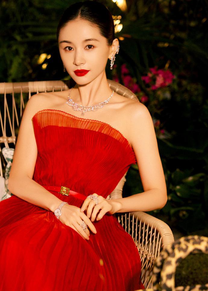 王子文穿红色抹胸长裙 烈焰红唇明艳大气