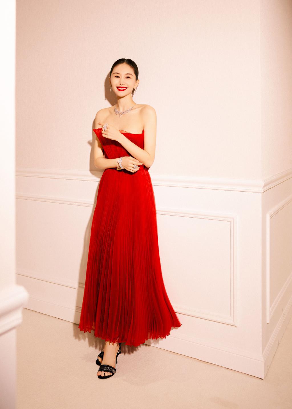 王子文穿红色抹胸长裙 烈焰红唇明艳大气