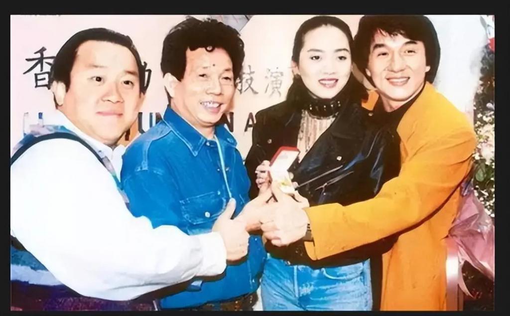 郑少秋的师傅、张国荣的干爹，嘲成龙杂耍，他什么来头？