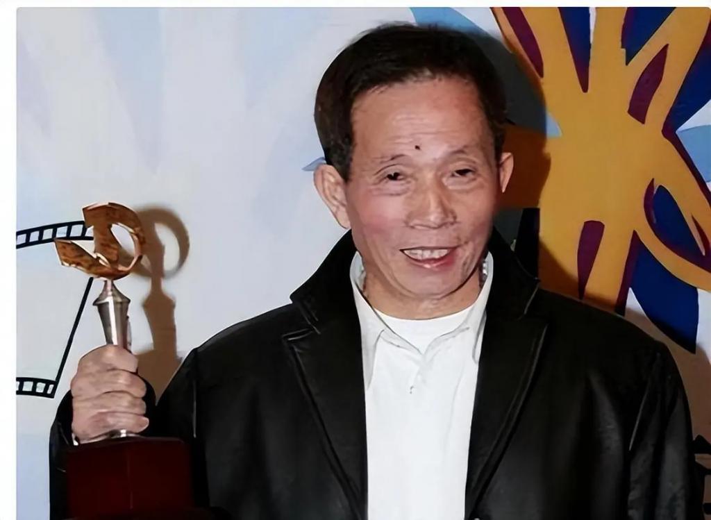 郑少秋的师傅、张国荣的干爹，嘲成龙杂耍，他什么来头？