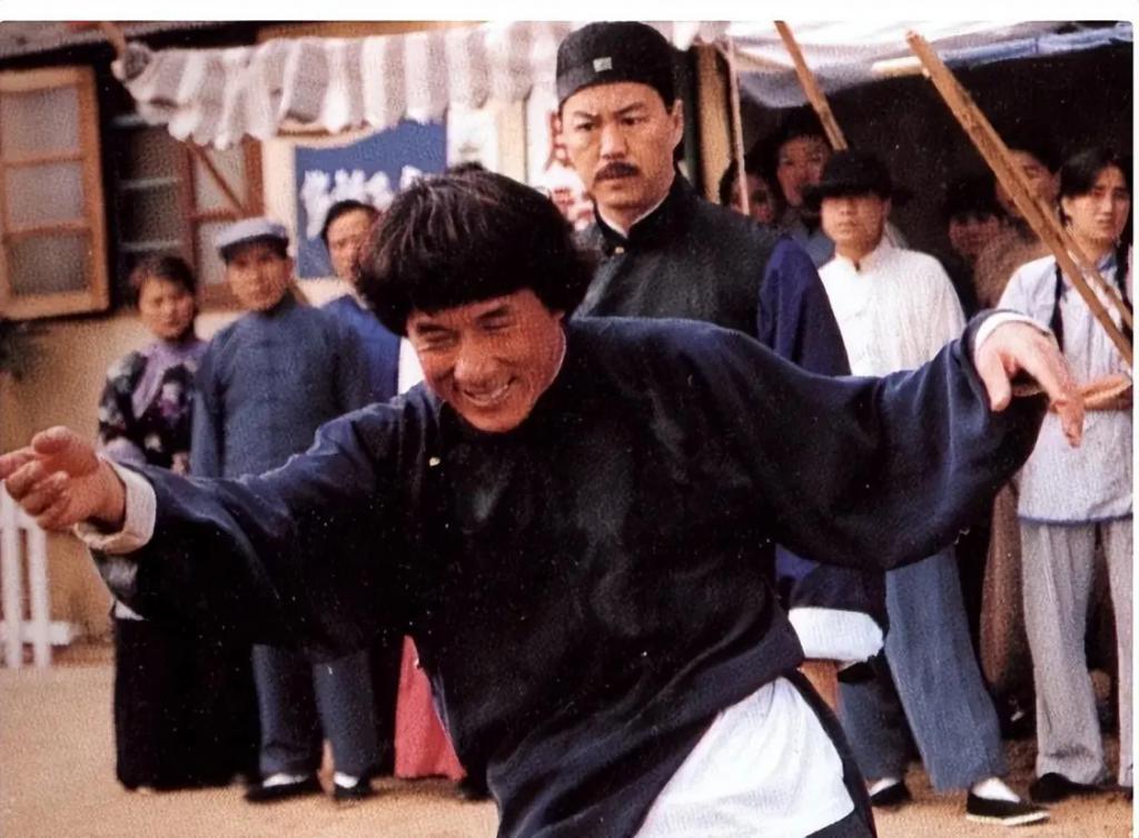 郑少秋的师傅、张国荣的干爹，嘲成龙杂耍，他什么来头？