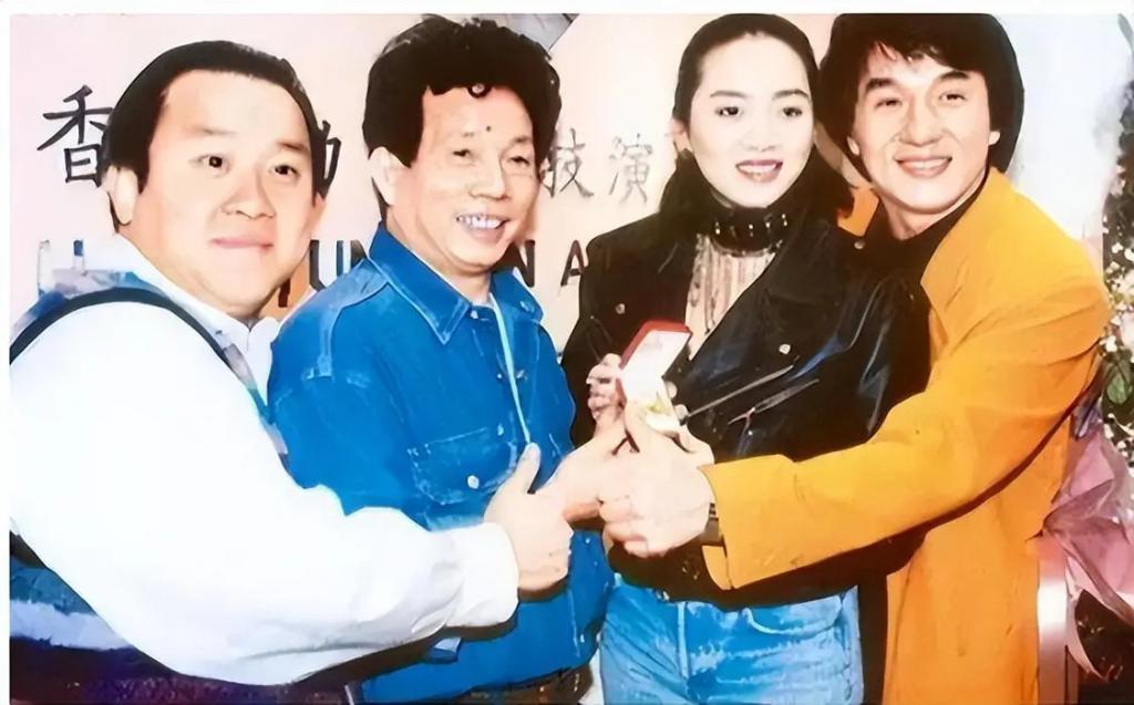 郑少秋的师傅、张国荣的干爹，嘲成龙杂耍，他什么来头？