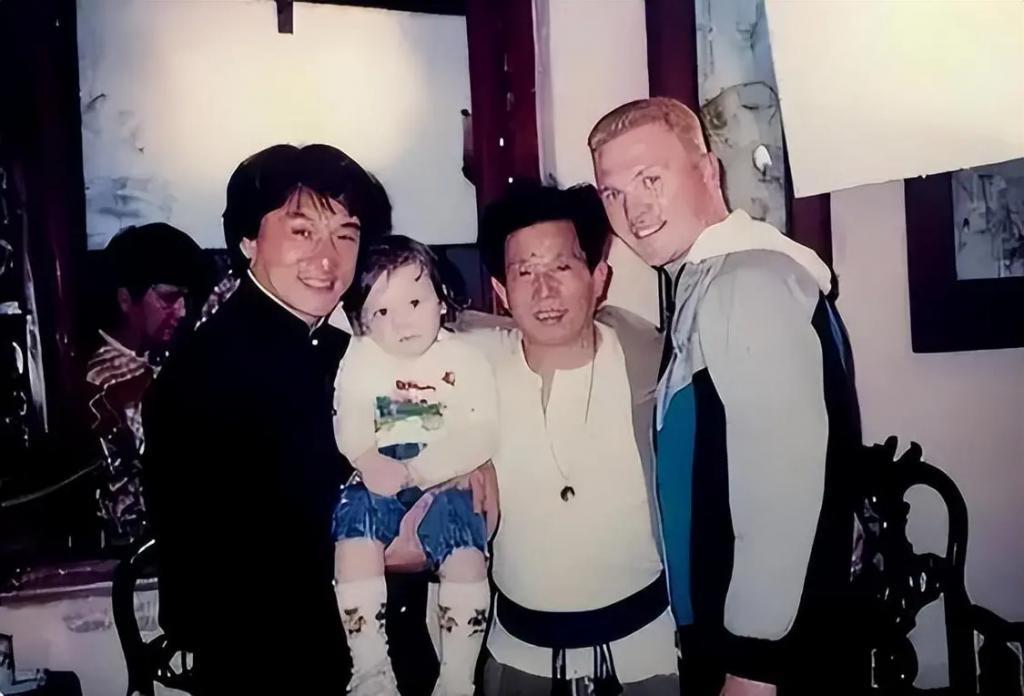 郑少秋的师傅、张国荣的干爹，嘲成龙杂耍，他什么来头？