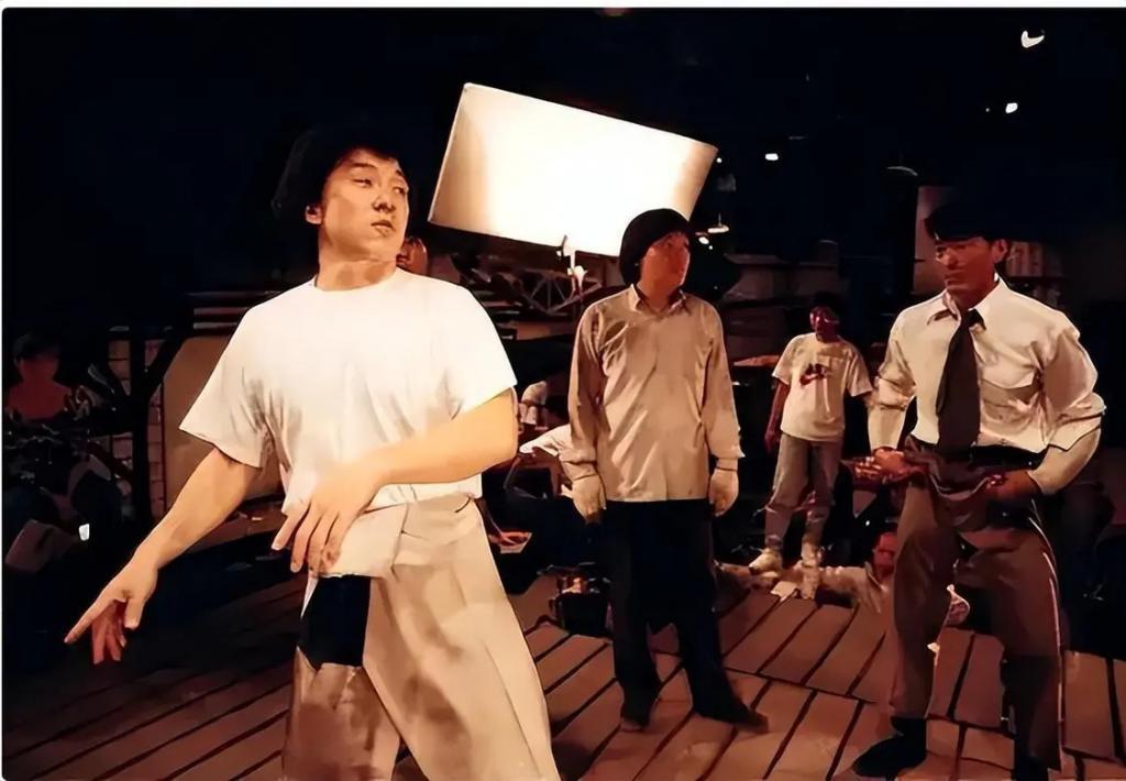 郑少秋的师傅、张国荣的干爹，嘲成龙杂耍，他什么来头？