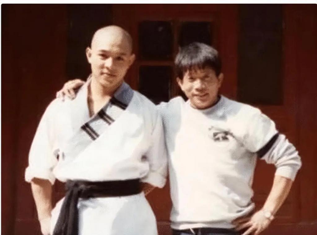 郑少秋的师傅、张国荣的干爹，嘲成龙杂耍，他什么来头？