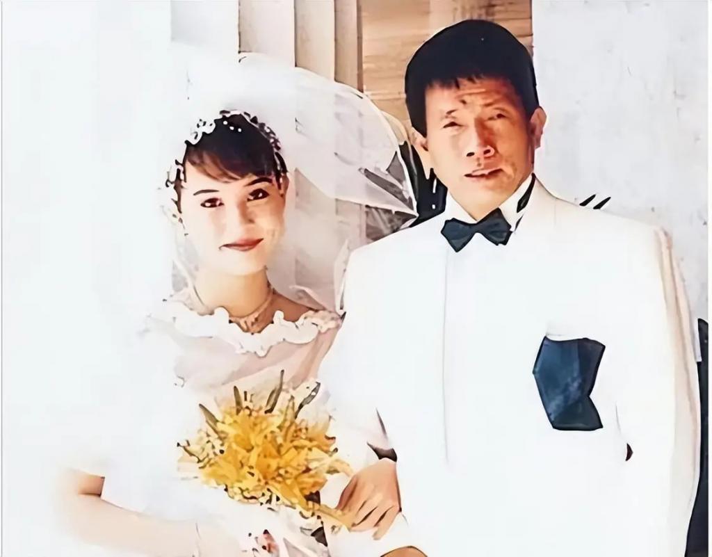 郑少秋的师傅、张国荣的干爹，嘲成龙杂耍，他什么来头？