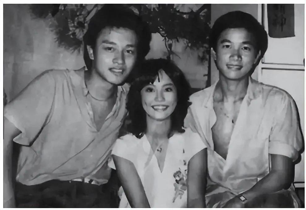 郑少秋的师傅、张国荣的干爹，嘲成龙杂耍，他什么来头？