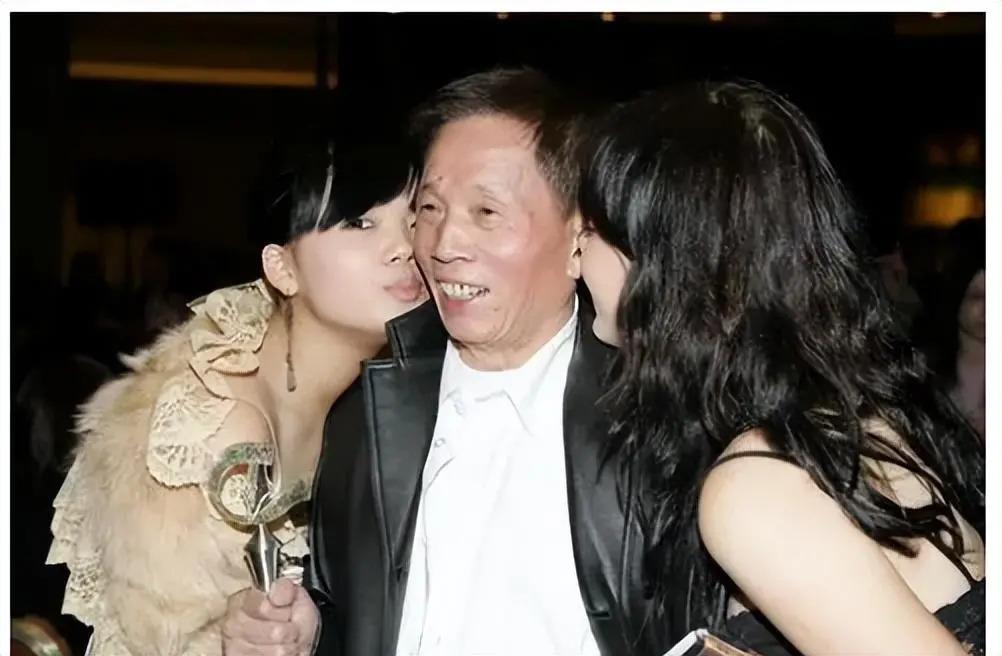 郑少秋的师傅、张国荣的干爹，嘲成龙杂耍，他什么来头？