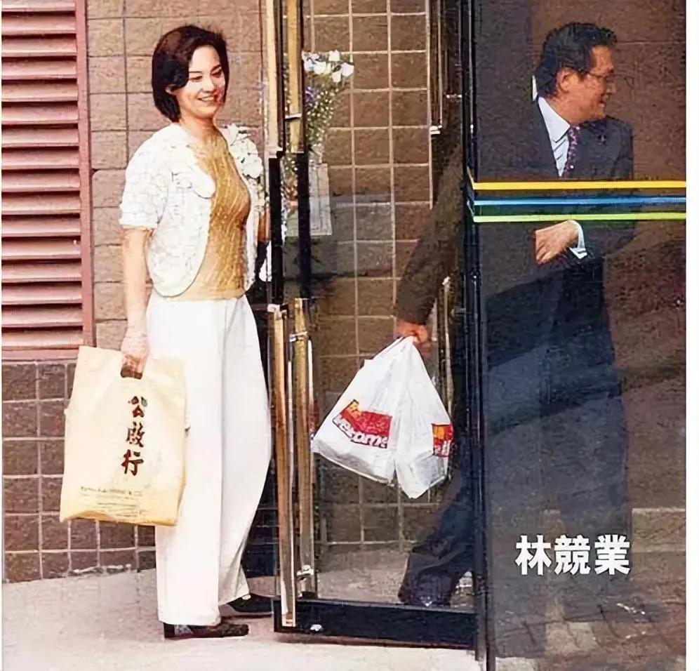 郑少秋的师傅、张国荣的干爹，嘲成龙杂耍，他什么来头？