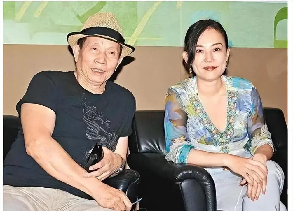 郑少秋的师傅、张国荣的干爹，嘲成龙杂耍，他什么来头？