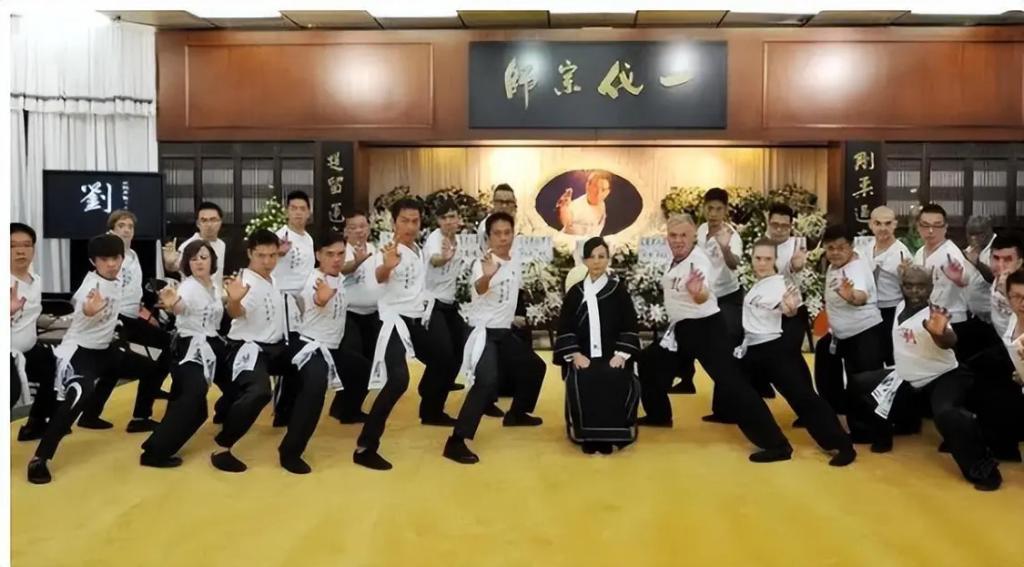 郑少秋的师傅、张国荣的干爹，嘲成龙杂耍，他什么来头？