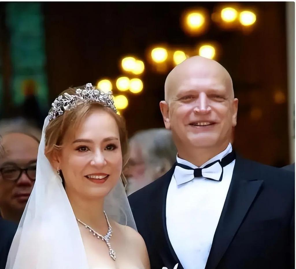 郑少秋的师傅、张国荣的干爹，嘲成龙杂耍，他什么来头？