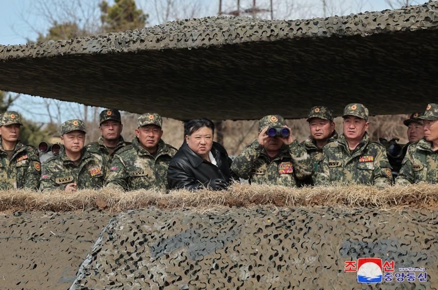 连续两天！金正恩现场指导军事训练