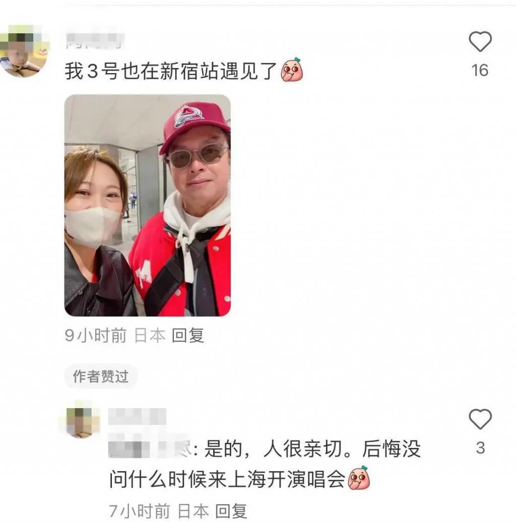 谭咏麟与高挑美女十指紧扣逛街，女方疑是红颜知己朱咏婷