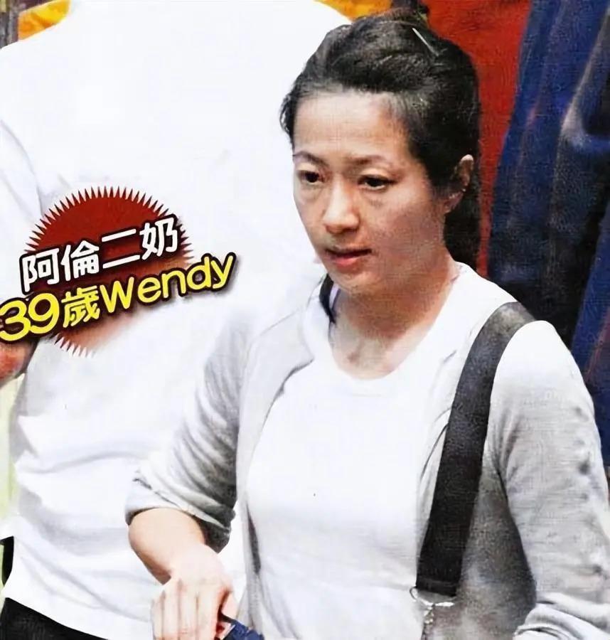 谭咏麟与高挑美女十指紧扣逛街，女方疑是红颜知己朱咏婷