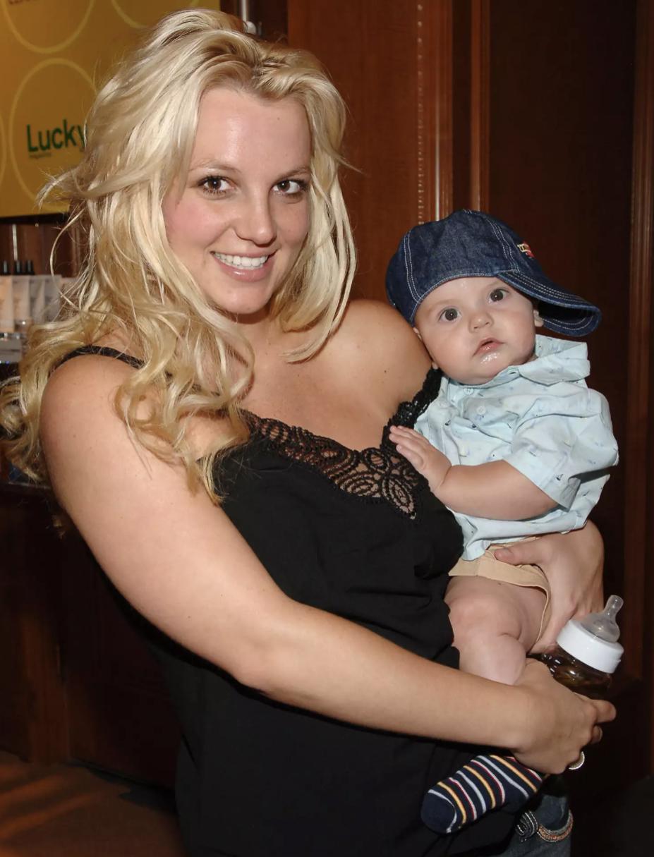 还记得小甜甜布兰妮吗，二儿子这么帅？