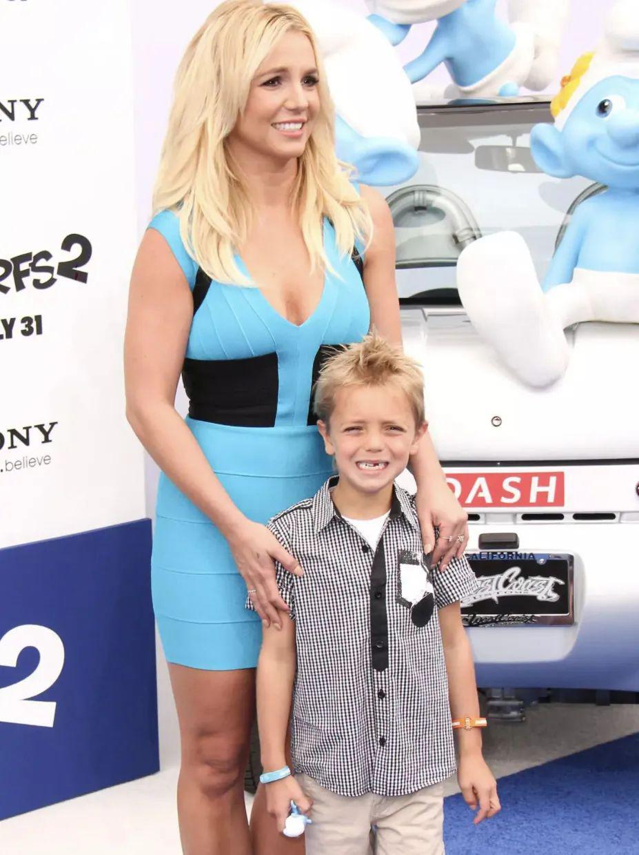 还记得小甜甜布兰妮吗，二儿子这么帅？