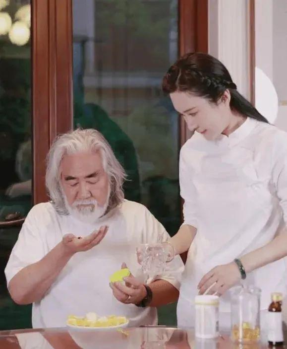 73岁张纪中喜当爹，42岁妻子晒图难掩幸福，不想低调