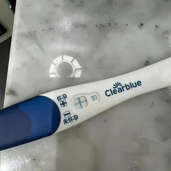 73岁张纪中喜当爹，42岁妻子晒图难掩幸福，不想低调