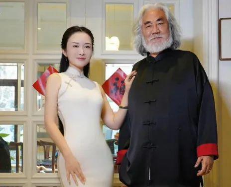 73岁张纪中喜当爹，42岁妻子晒图难掩幸福，不想低调