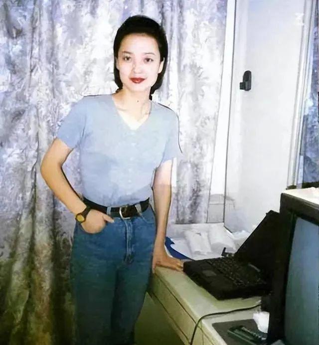 73岁张纪中喜当爹，42岁妻子晒图难掩幸福，不想低调