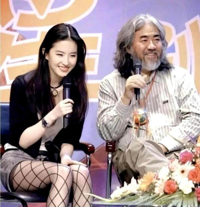 73岁张纪中喜当爹，42岁妻子晒图难掩幸福，不想低调